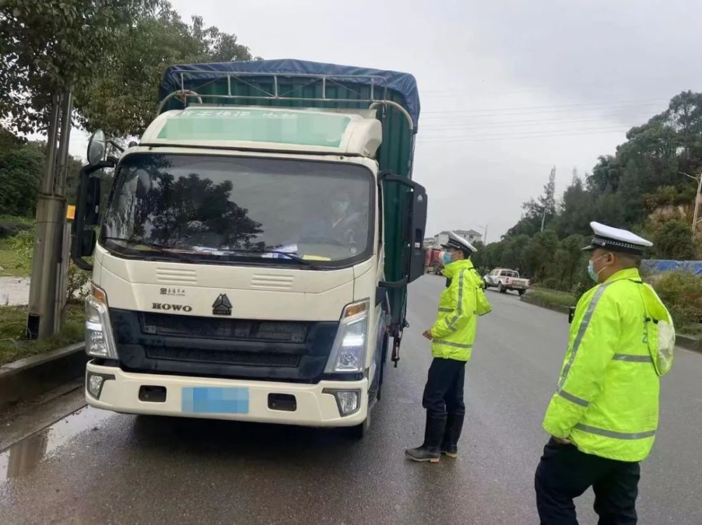 货车超载,超出的是"祸"!交警严查不手软!_腾讯新闻