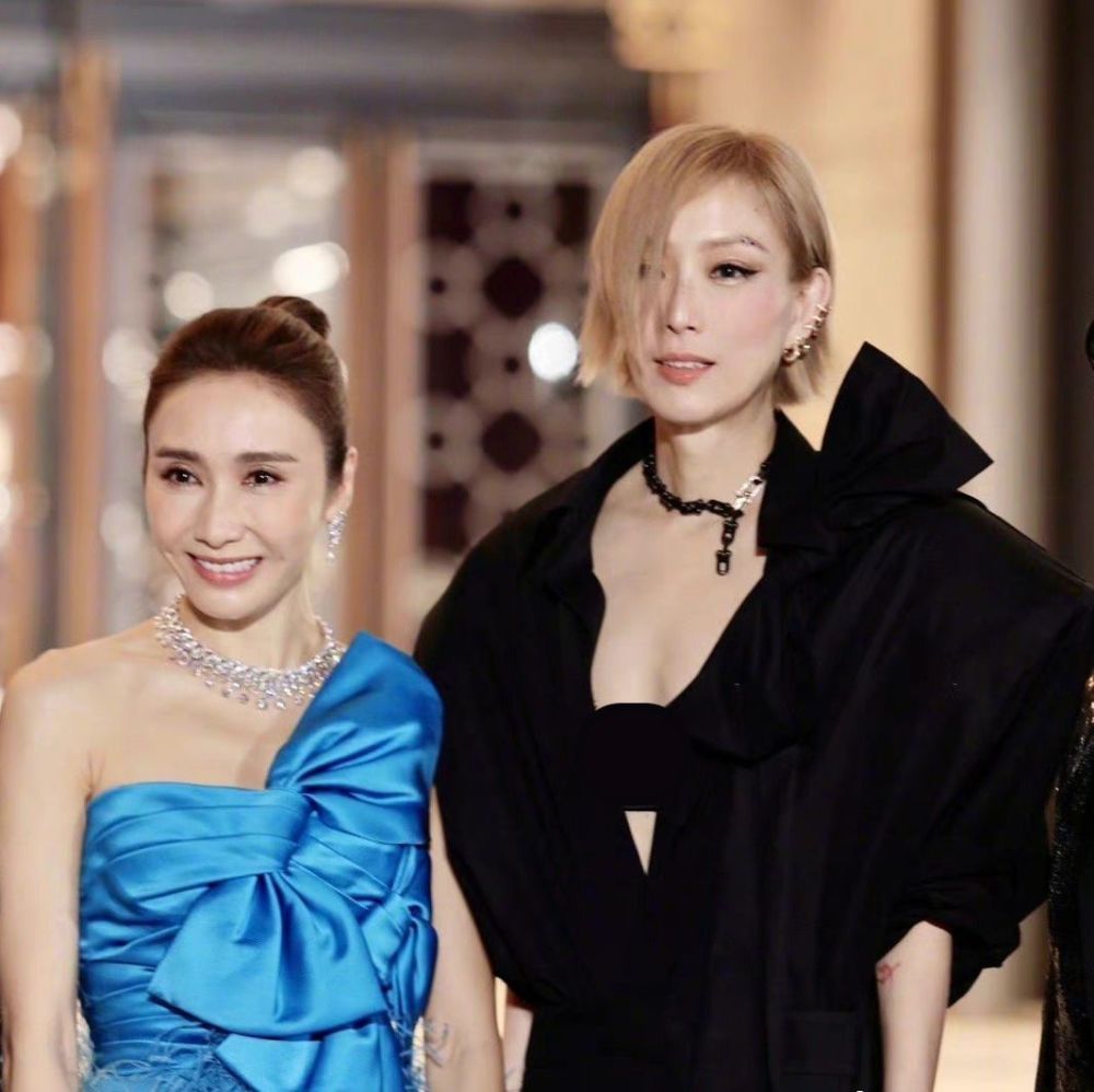 当51岁黎姿遇上50岁郑秀文,一个优雅一个飒爽,女神同框引回忆杀插图1