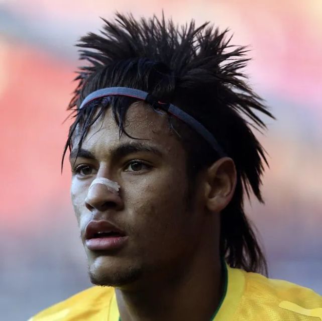 被足球耽误的时尚潮人内马尔?赛前"空运"发型师,还要专程做医美!