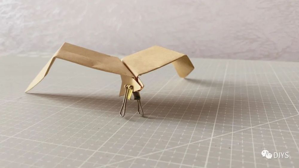 "手工折纸"一架简单又帅气的"雄鹰纸飞机"_腾讯新闻