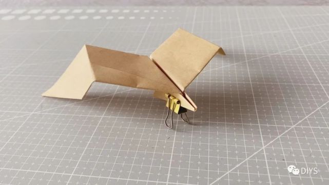 "手工折纸"一架简单又帅气的"雄鹰纸飞机"