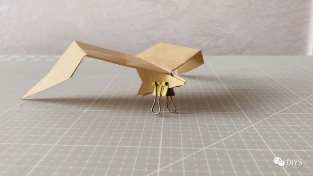 "手工折纸"一架简单又帅气的"雄鹰纸飞机"