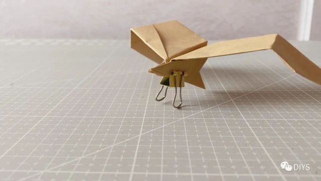 "手工折纸"一架简单又帅气的"雄鹰纸飞机"