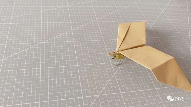 "手工折纸"一架简单又帅气的"雄鹰纸飞机"