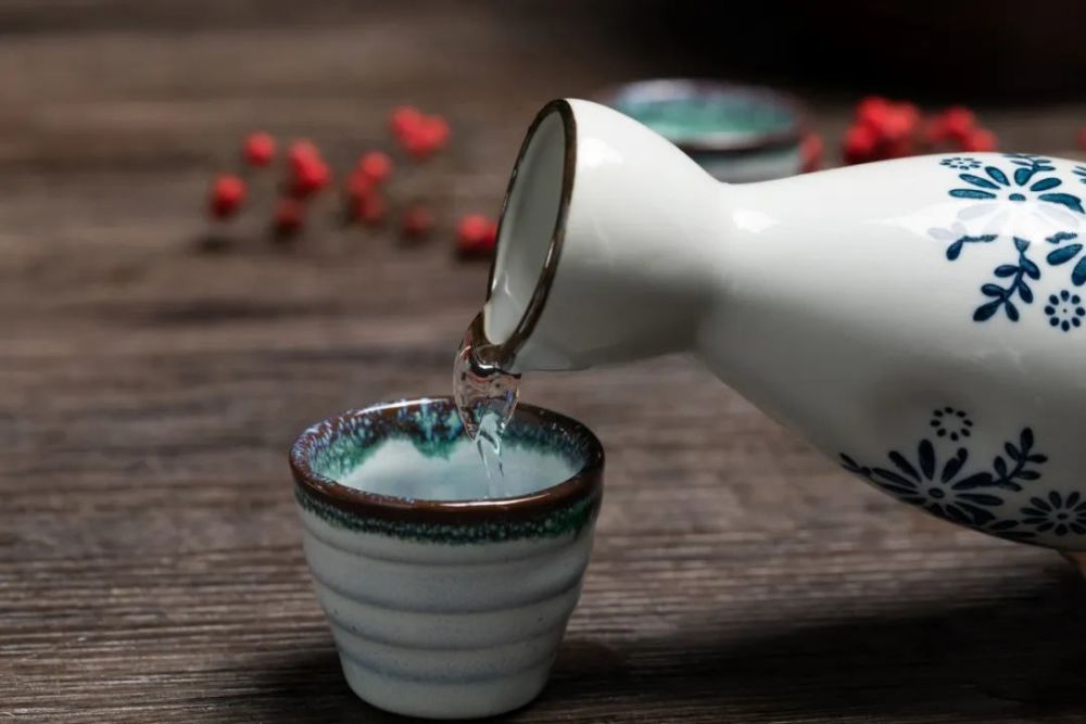 我以杯中酒但敬有情人