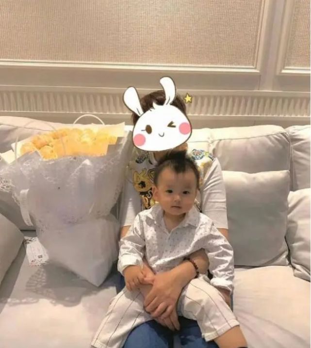 许雅钧夜店嗨玩画面曝光,身边围绕多位美女,面对镜头无所畏惧