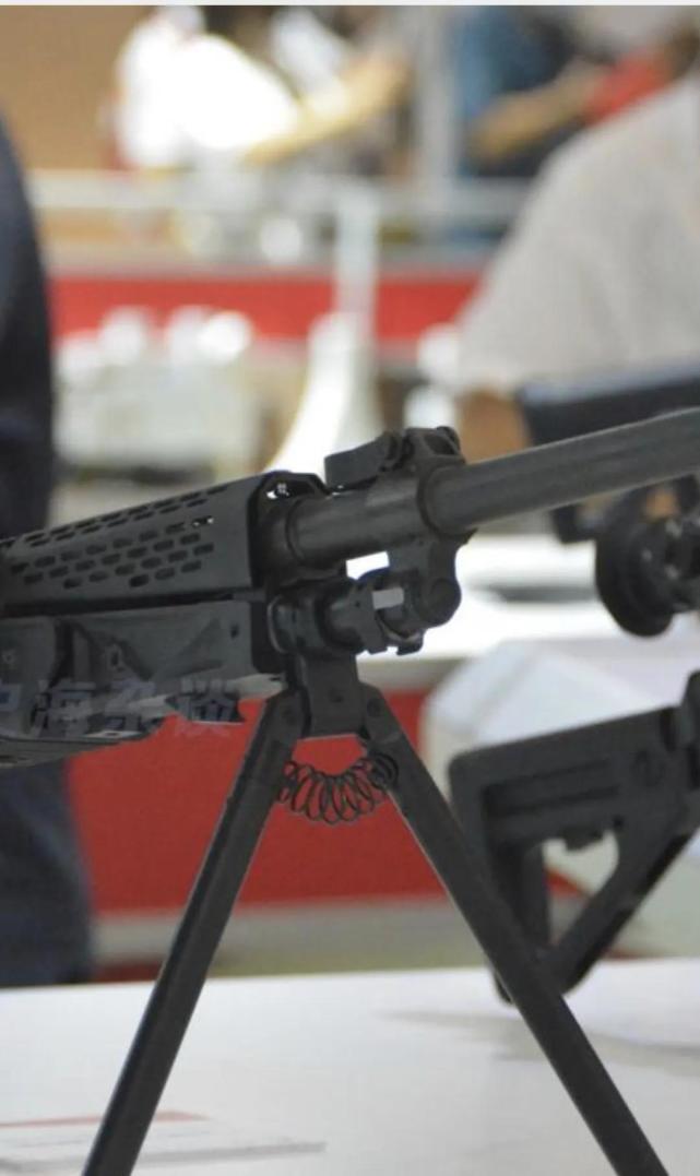 和相同口径的伞兵型qjs-201,新一代的班用轻机枪枪管更长枪口初速大