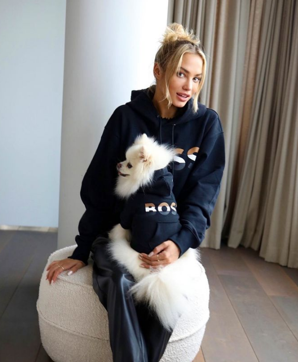 有两个孩子,而范德威尔与姆巴佩一同效力于巴黎圣日耳曼俱乐部……姆