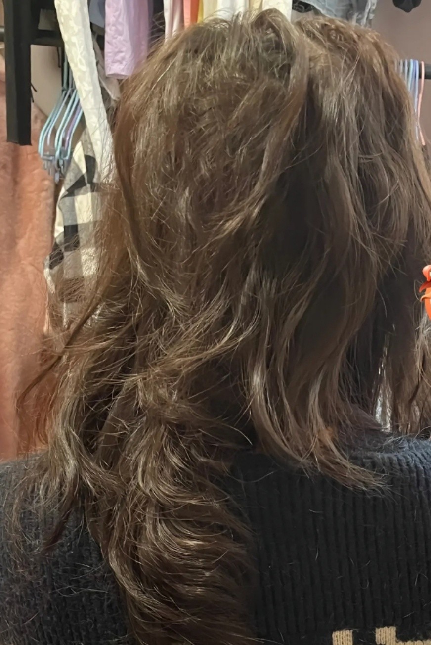 女子在理发店洗头,头发打结6小时未梳通被迫剪短,理发店:用高档发膜