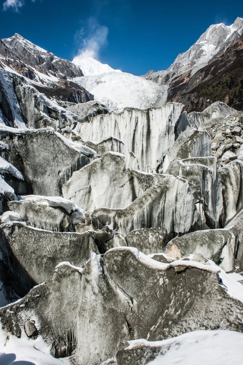 刻槽……海螺沟拥有冰川面积31平方公里,包括3条山谷冰川和悬冰川,,8