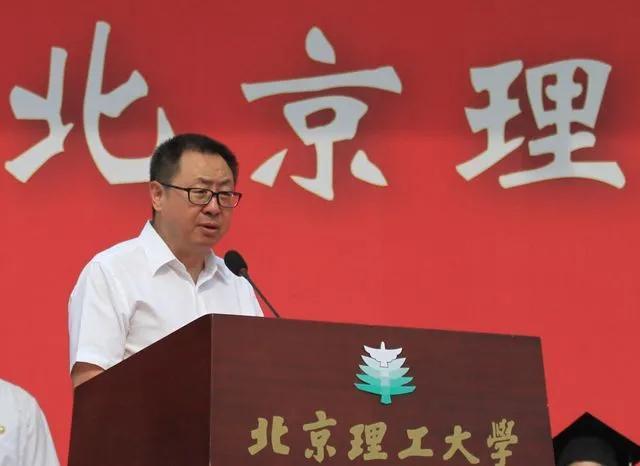 亲吻北京理工大学方岱宁院士的女青年是公司职员,两人什么关系?