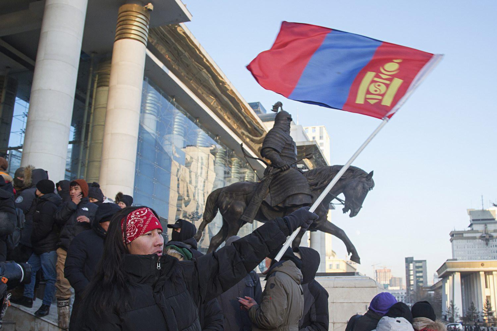 抗议者挥舞蒙古国国旗眼下,蒙古国的通货膨胀指数已经达到了15