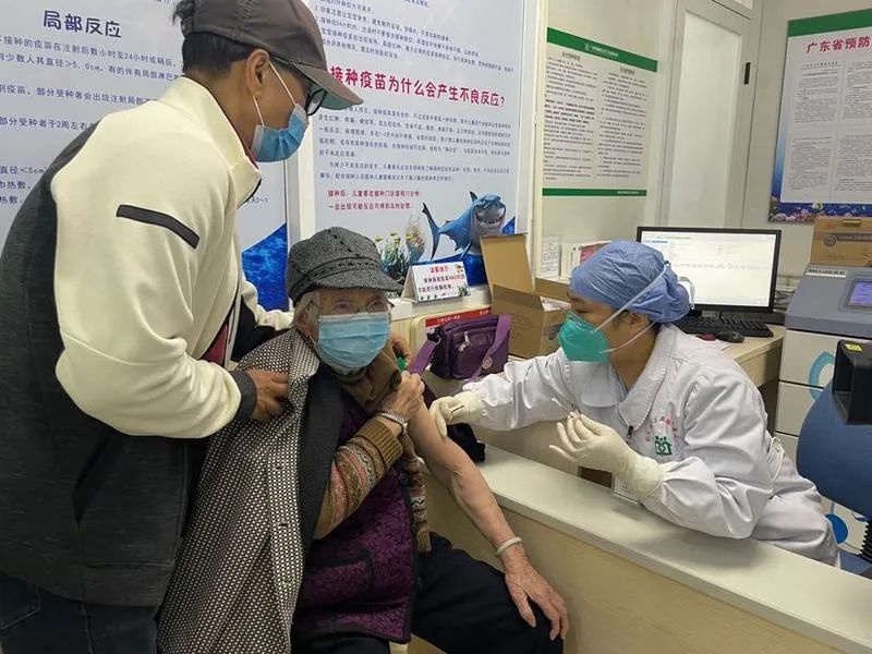 老人接种新冠疫苗图片