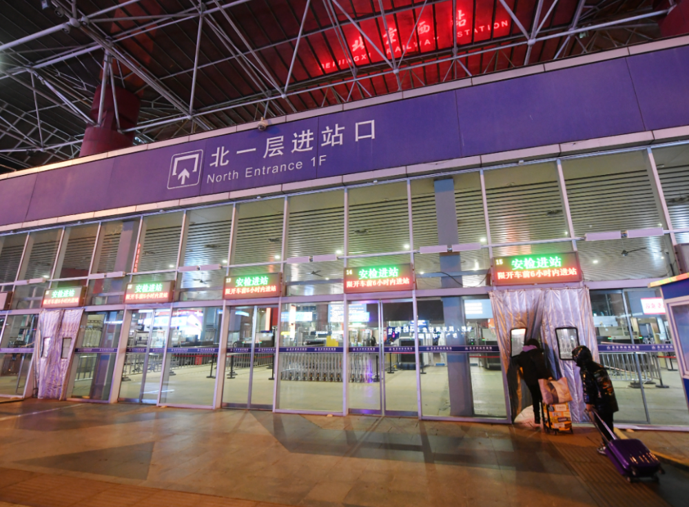 2022年12月7日,北京西站北广场,广场上原先的相关防疫提示牌已经撤