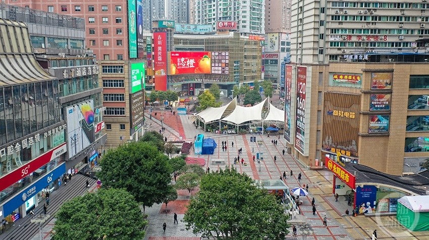 "烟火气"回归 沙坪坝区三峡广场商圈有序恢复正常营业_腾讯新闻