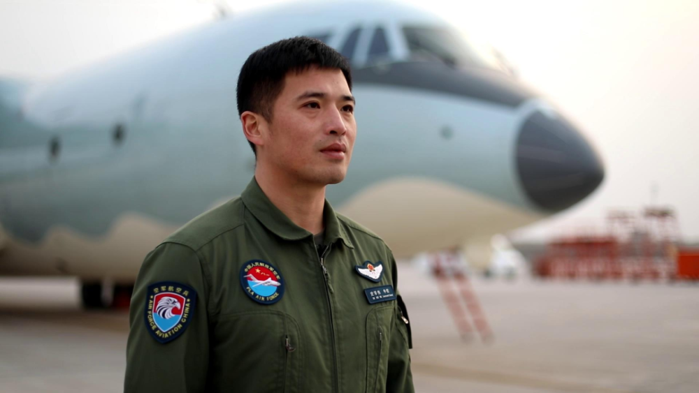 飞行员史学伟说:"比武亦是实战我们就是要通过比武平台把平时总结的