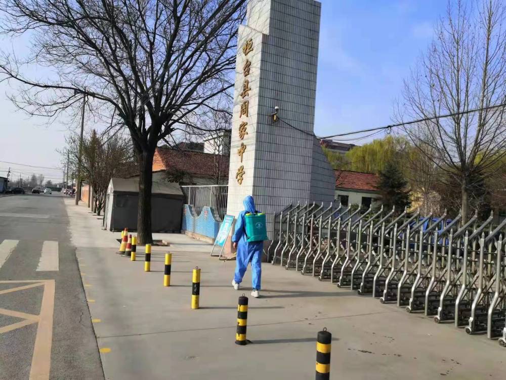 桓台县周家中学校委成员进行校园卫生大扫除_腾讯新闻
