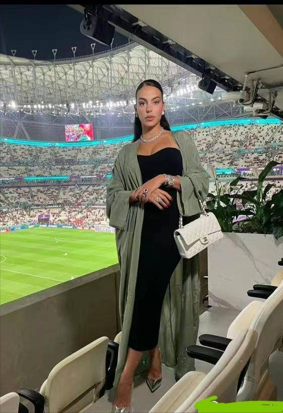 富婆炫富!c罗女友乔治娜高调现身,脖子和手上挂满珠宝太土豪了插图4