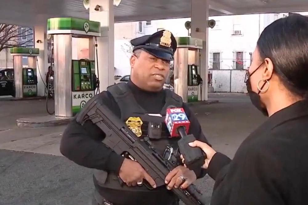 美国一加油站多次被抢劫后雇佣武装保安配备突击步枪和防弹衣
