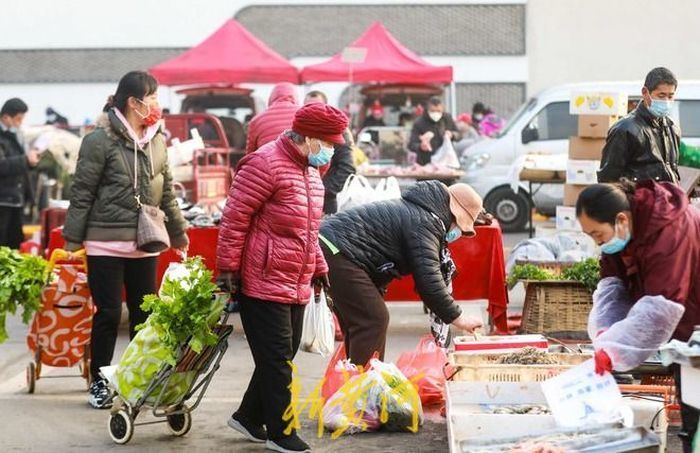 济南最大露天早市恢复开放!购买瓜果蔬菜的市民络绎不绝_腾讯新闻