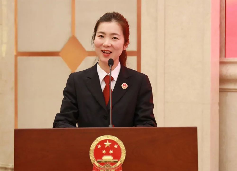 温雅璐向上滑动阅览今天,我们身着检察制服,佩戴检徽,面向国旗,用铿锵