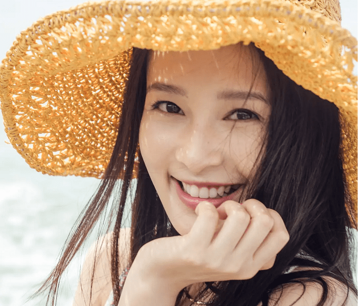 32岁的李沁,白开水妆略显苦相,还是红唇造型惊艳!插图