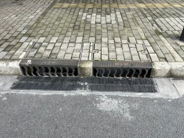 努力改善道路积水!浦东探索,优化新型雨水口设施_腾讯新闻