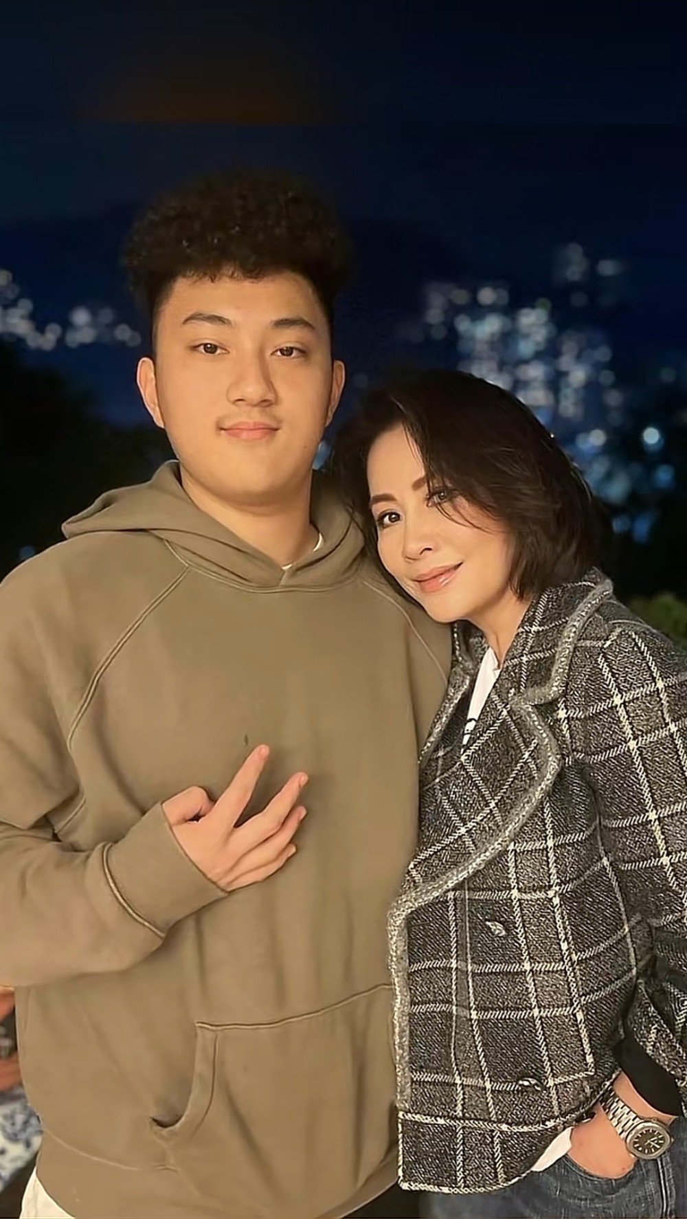 57岁刘嘉玲与世界冠军儿子合影举止亲密男方意外撞脸康康