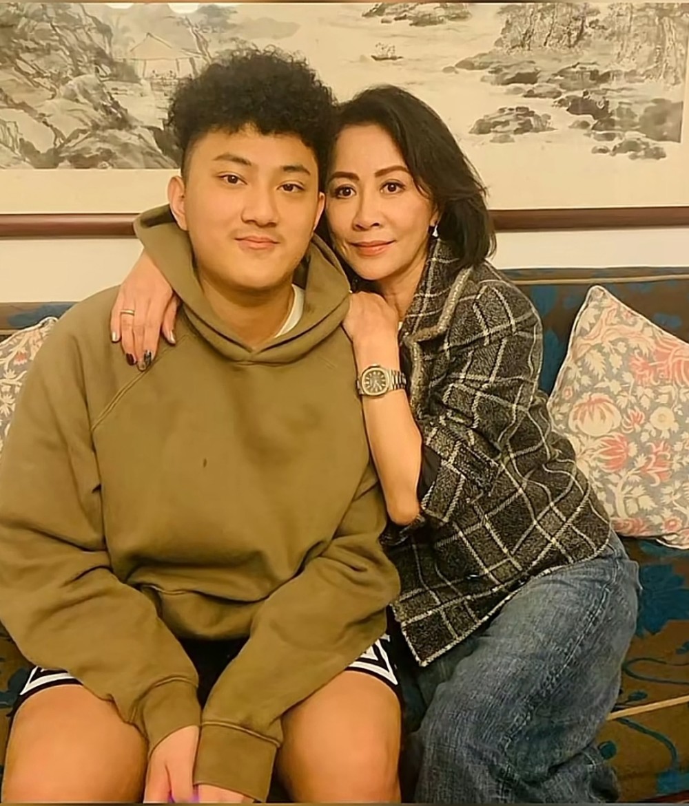 从照片来看,刘嘉玲和徐莹的儿子关系很亲密,坐在沙发上时,刘嘉玲将