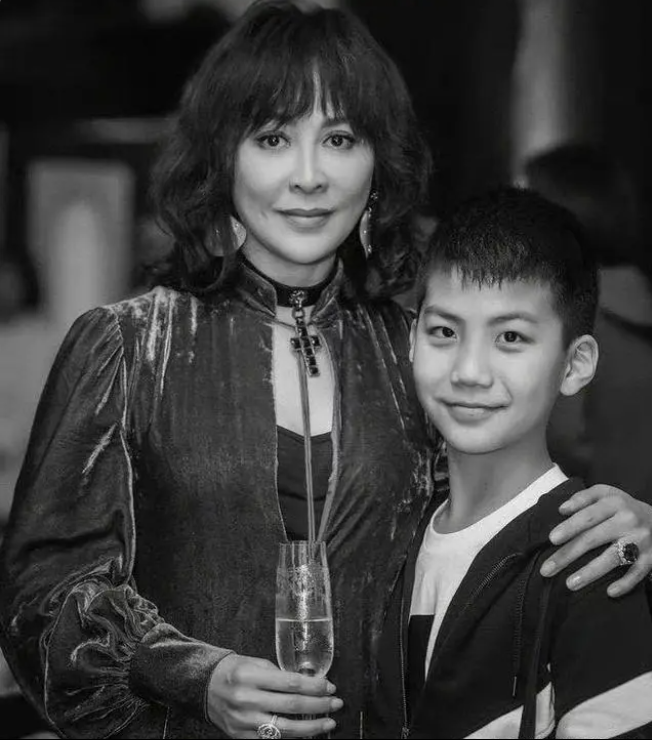 57岁刘嘉玲与世界冠军儿子合影举止亲密男方意外撞脸康康