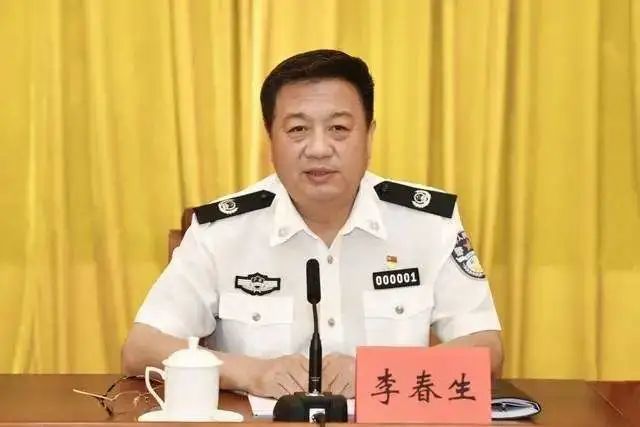 于1961年3月,河南郑州人,河南大学历史专业毕业,大学学历,副总警监