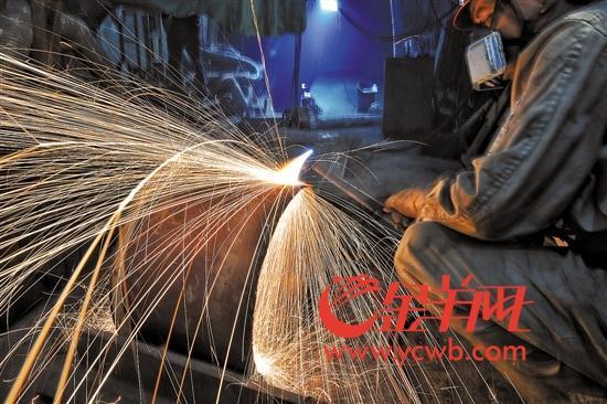 200多名焊接师接力推进2000多米的焊缝连接,焊丝就需20吨