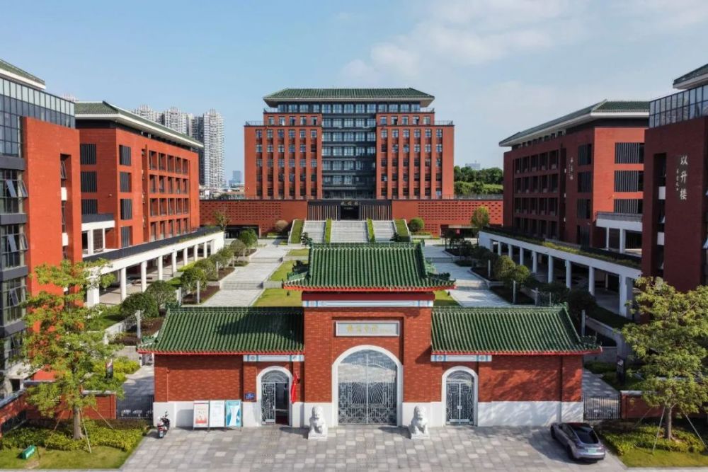 执信中学天河校区执信中学高优率常年在90%以上,每年有近百名优秀