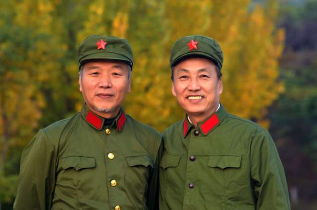 55式军服才配称经典,65式只是老兵的情结?你更喜欢哪款?_腾讯新闻