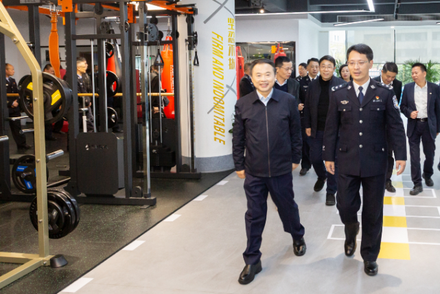 参会企业家们在副市长,公安局长张宏亮,市局党委委员,副局长杨建新的