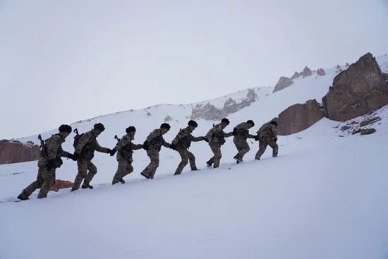 神仙湾,官兵巡防"英雄顶"_腾讯新闻