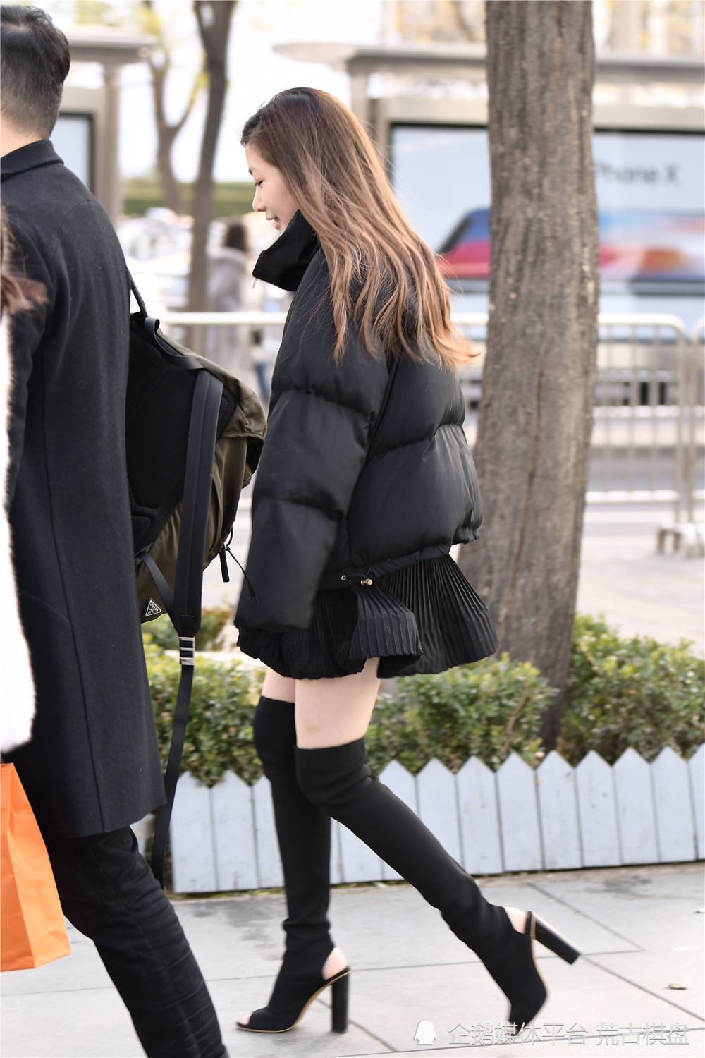 黑色过膝靴,露趾还露着脚后跟,搭配短款羽绒服和短裙_腾讯新闻