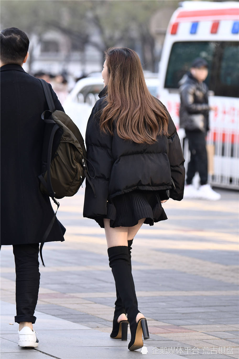 黑色过膝靴,露趾还露着脚后跟,搭配短款羽绒服和短裙_腾讯新闻