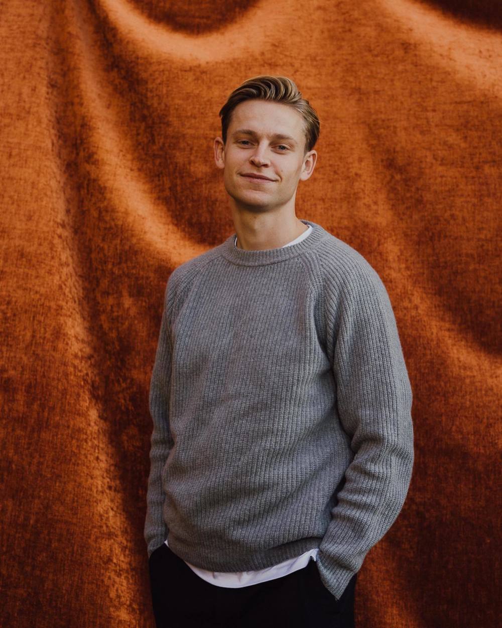 德容长着一张娃娃脸,并不像其他欧洲人一样拥有硬朗的面孔,反而是有一