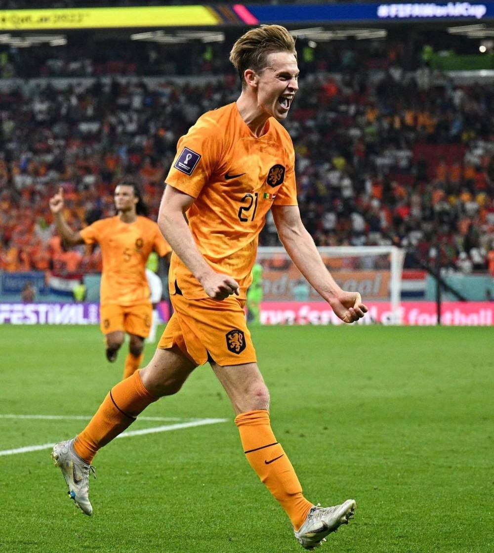 颜值世界杯:荷兰球星德容金发飘扬笑容温暖 与女友青梅竹马_腾讯新闻