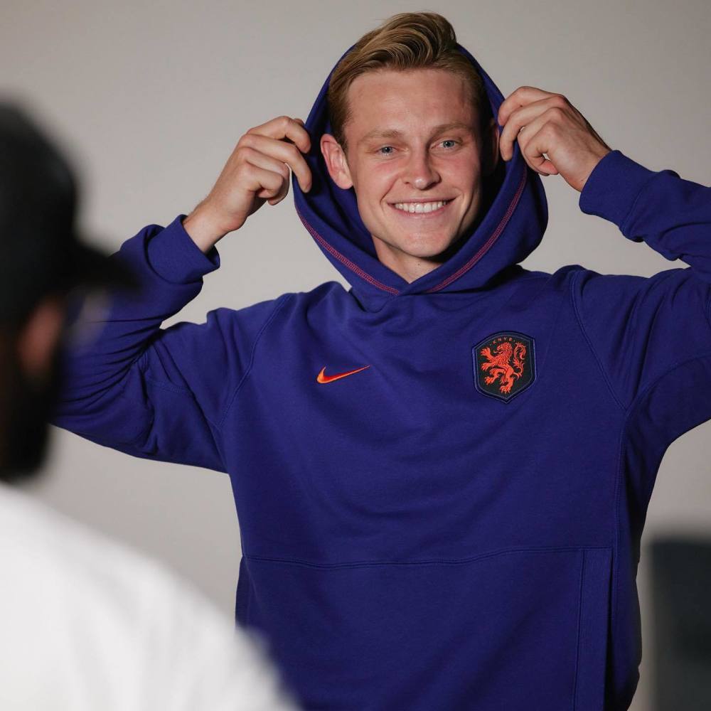 颜值世界杯:荷兰球星德容金发飘扬笑容温暖 与女友青梅竹马_腾讯新闻