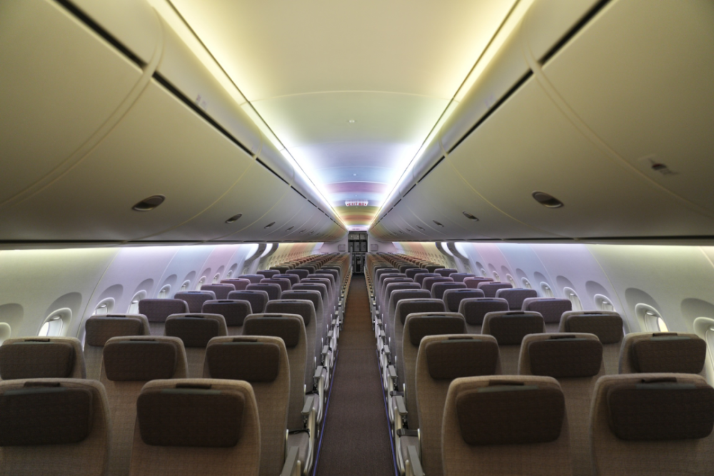 布局,能比同级别a320的158座多出6个也就是一排座位是因为c919有这更