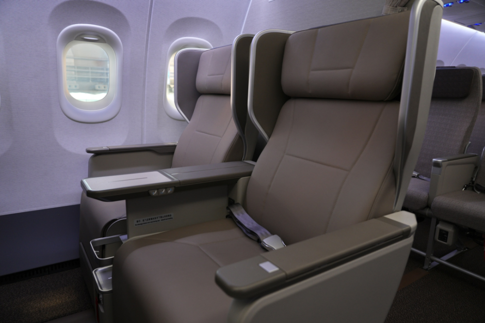 骄傲!全球首架国产大型客机c919刚刚交付东航_腾讯新闻