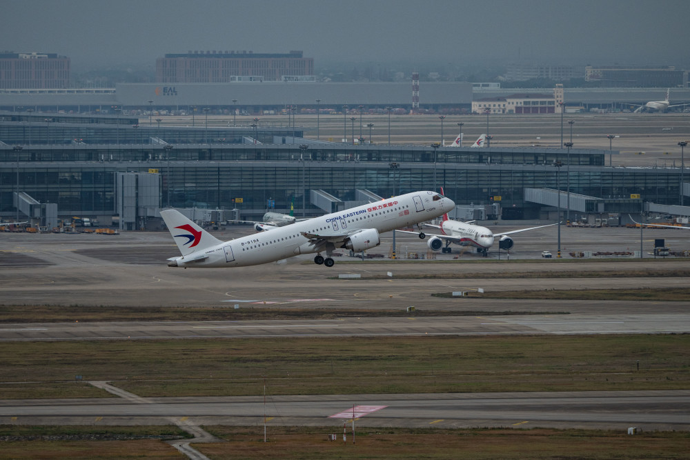 交付给中国东航的全球首架c919国产客机从浦东机场起飞
