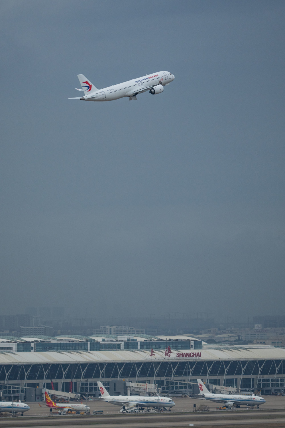 交付给中国东航的全球首架c919国产客机从浦东机场起飞_腾讯新闻