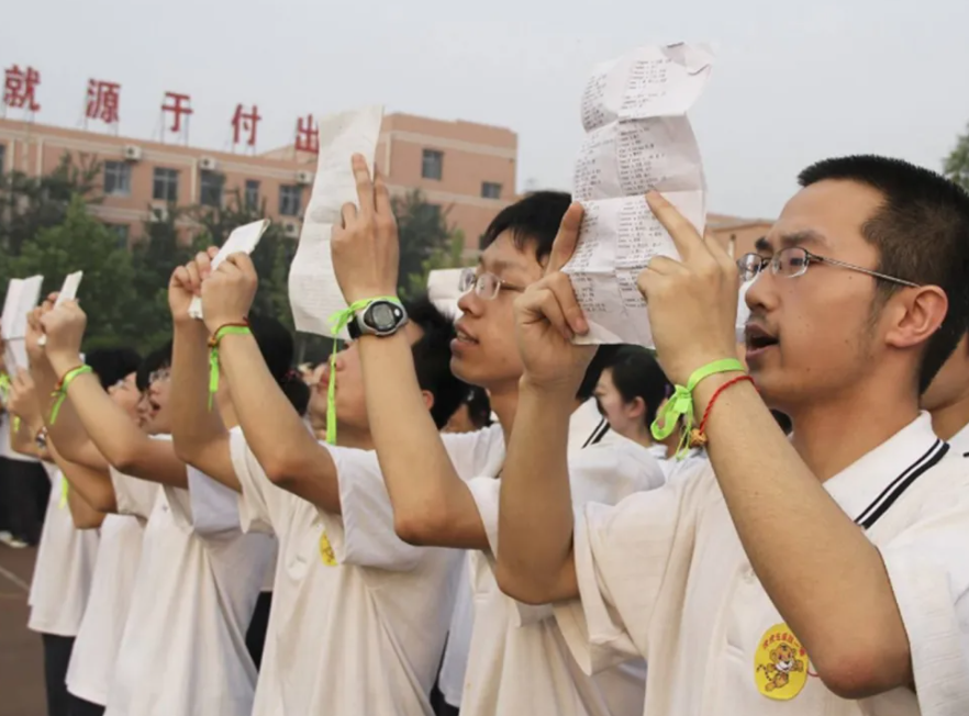 他表示,衡水中学的教学模式是在努力把学生的意识提高,既然改变了不了