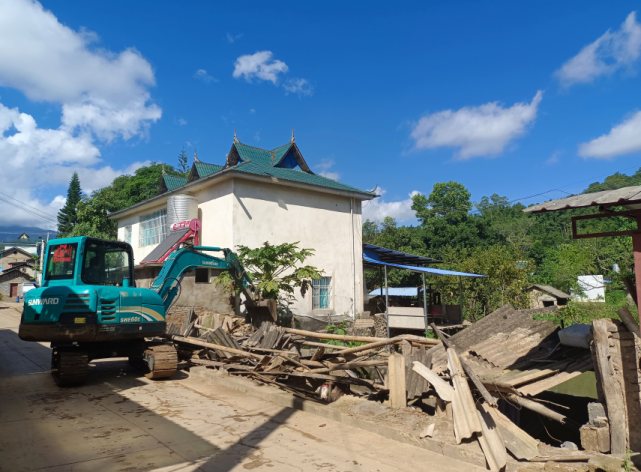 孟连:芒信镇组织开展"绿美公路"建设行动