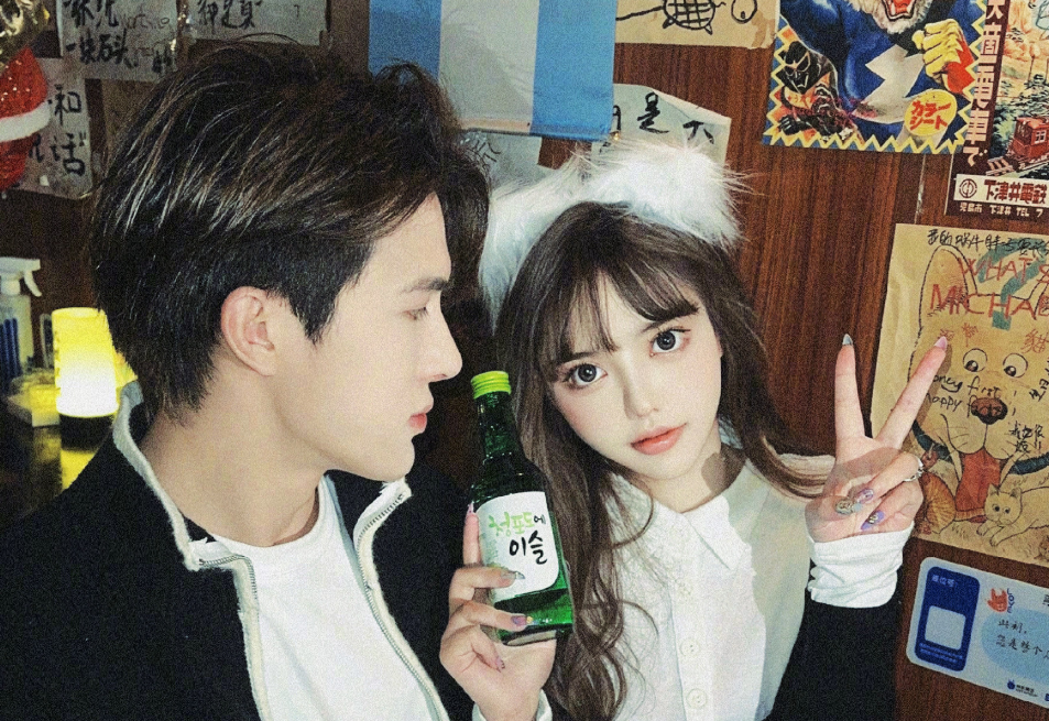 韩安冉和00后新男友直播秀恩爱,卧蚕大脸崎岖,网友辣评像僵尸_腾讯