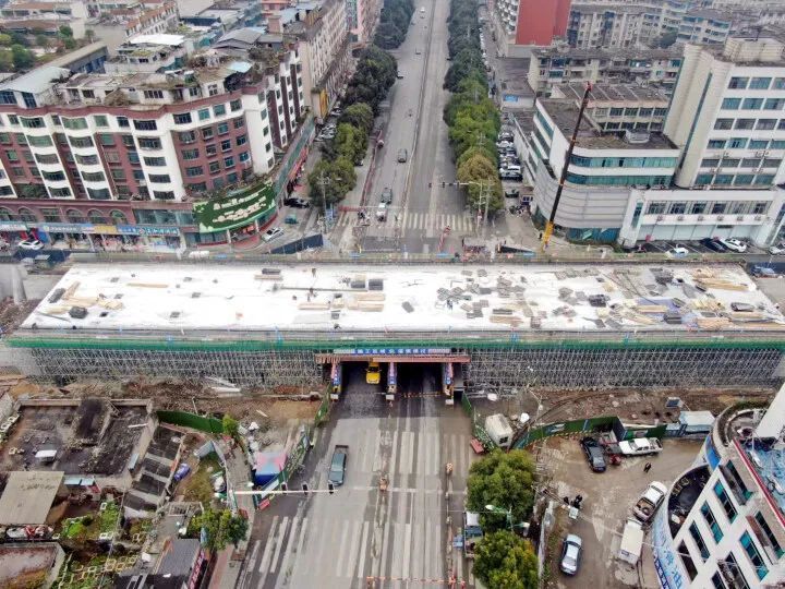 安六高铁六盘水站站前广场建设如火如荼_腾讯新闻