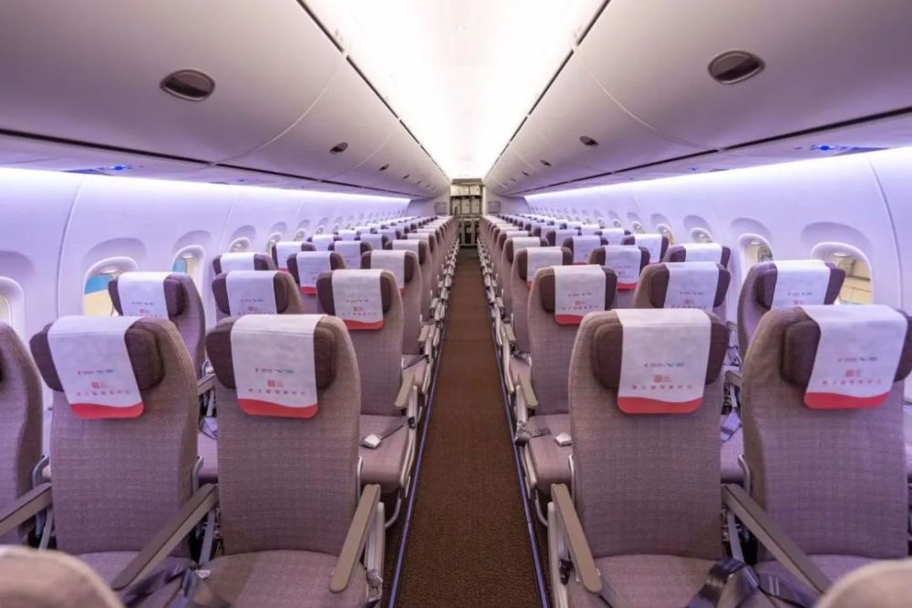 东航为全球首架c919配备了两舱布局,164座,包括8个公务舱和156个经济